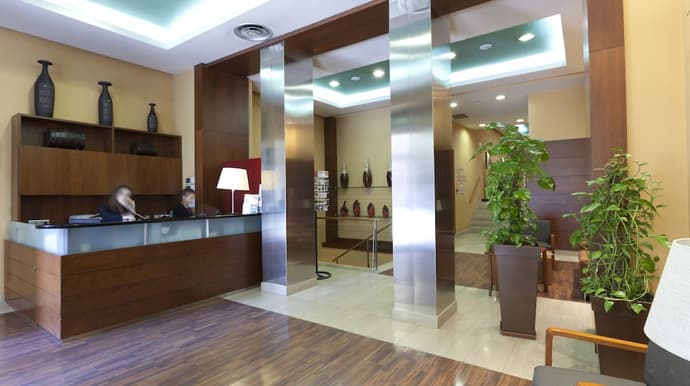 Hotel Victoria 4, Reception