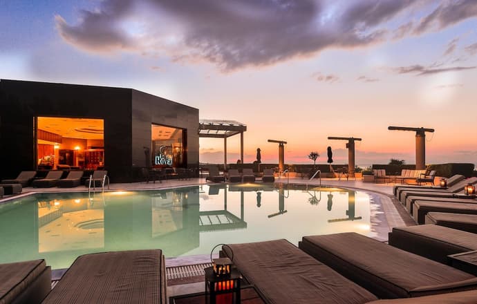 Royal Hotel, Primary image