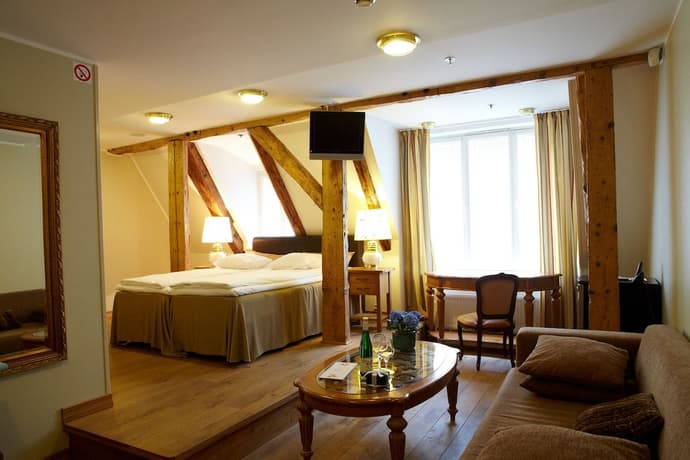 CRU Hotel, Primary image