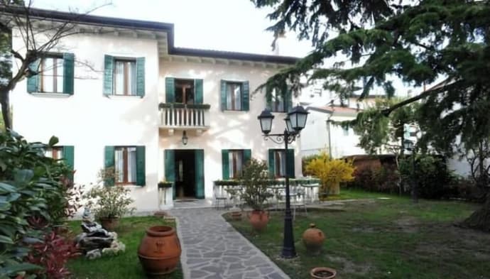 Villa Crispi, Primary image