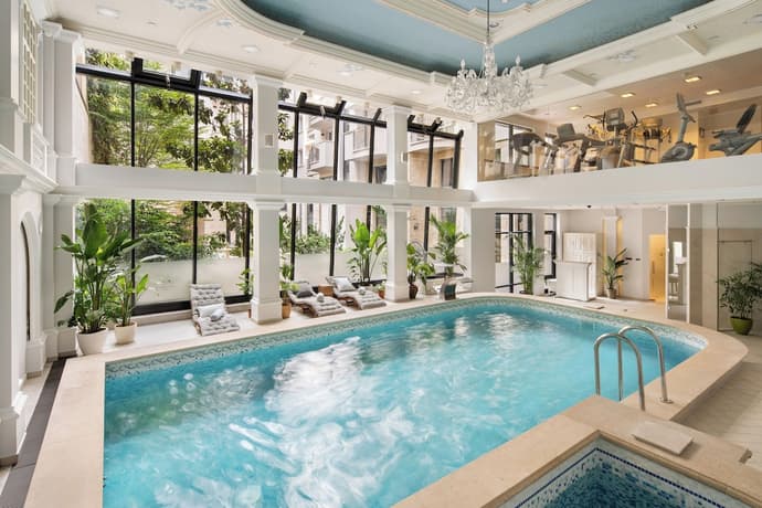 Queen's Court Hotel & Residence, Primary image