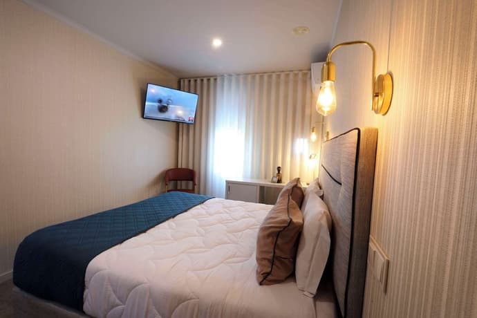 Hotel América, Primary image