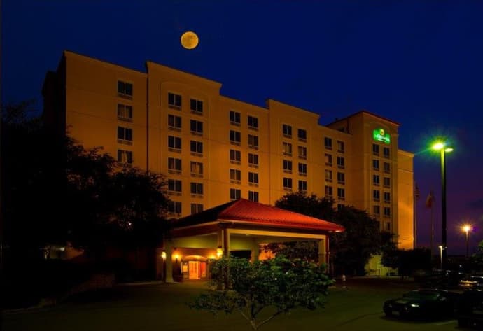 La Quinta Inn & Suites by Wyndham San Antonio Medical Ctr NW, Primary image