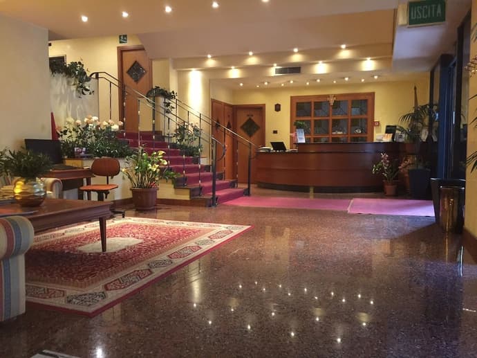 Hotel Savant, Reception