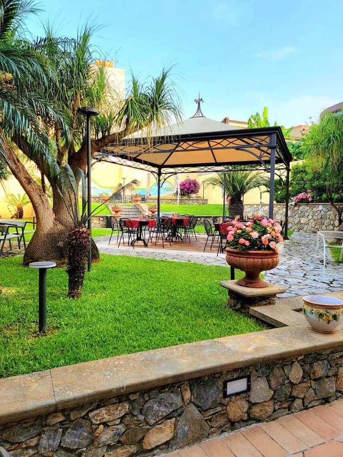 Hotel Garibaldi, Primary image