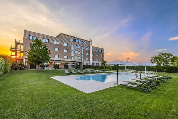 Hotel Omnia, Primary image