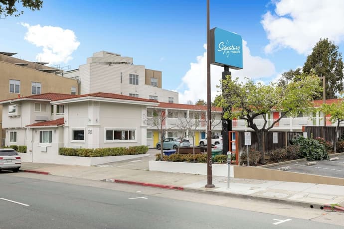 Signature Inn Berkeley, Primary image