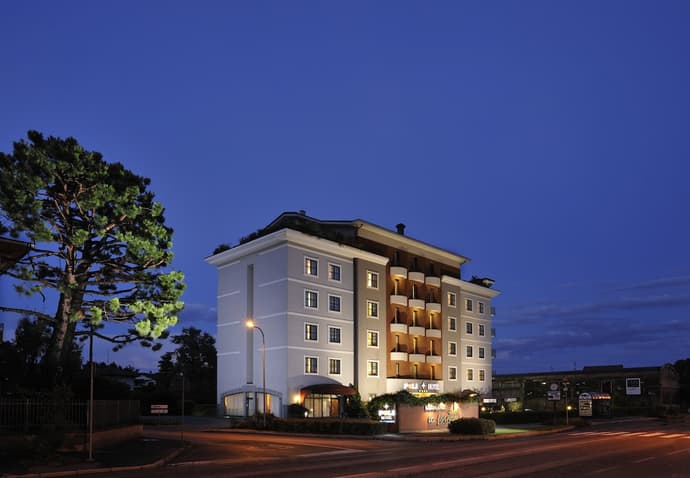 Poli Hotel, Primary image