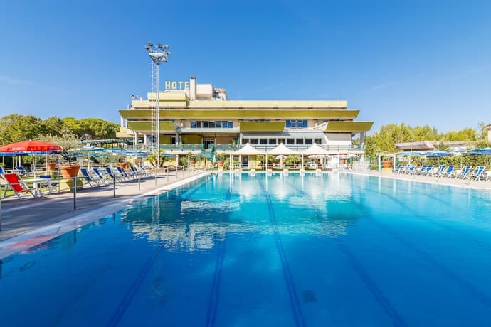 Hotel Country Club, Primary image