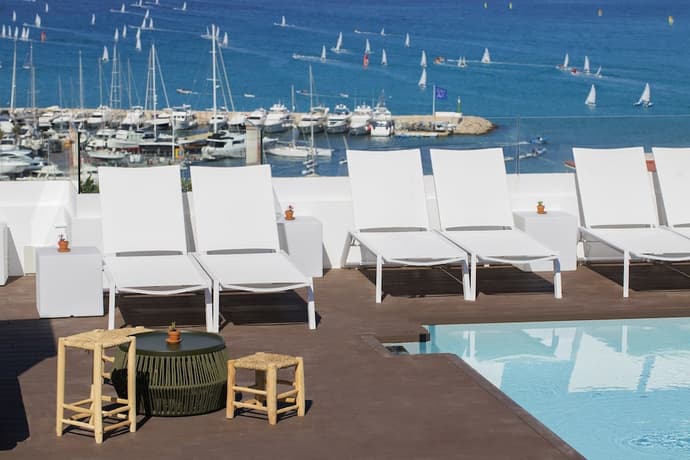 Hotel whala!fun, Primary image