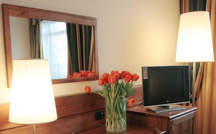 Hotel Master, Primary image