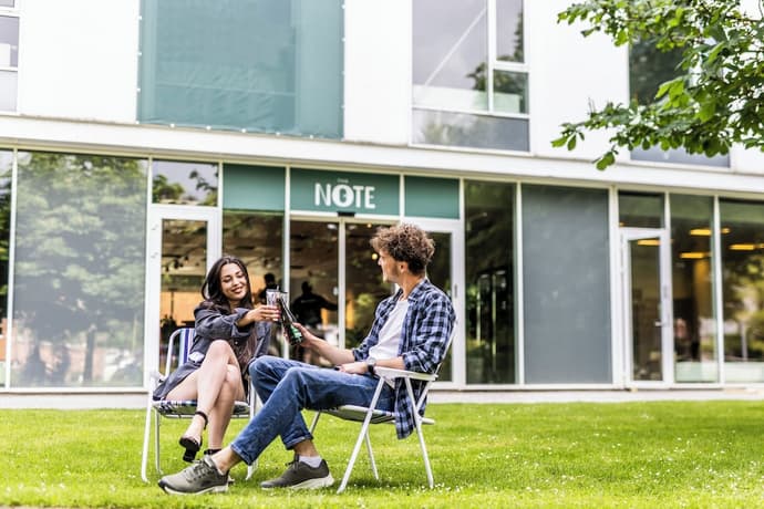 The Note, Primary image