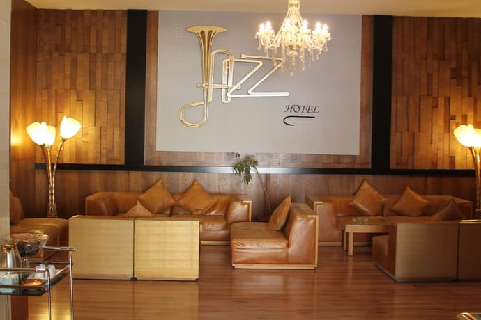 Le Jazz Hotel, Primary image