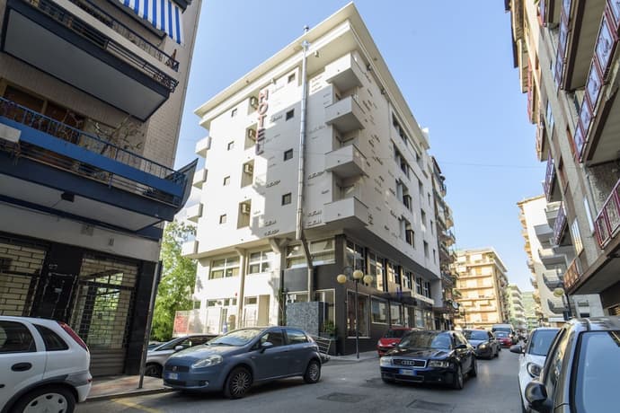 Hotel Palace, Primary image