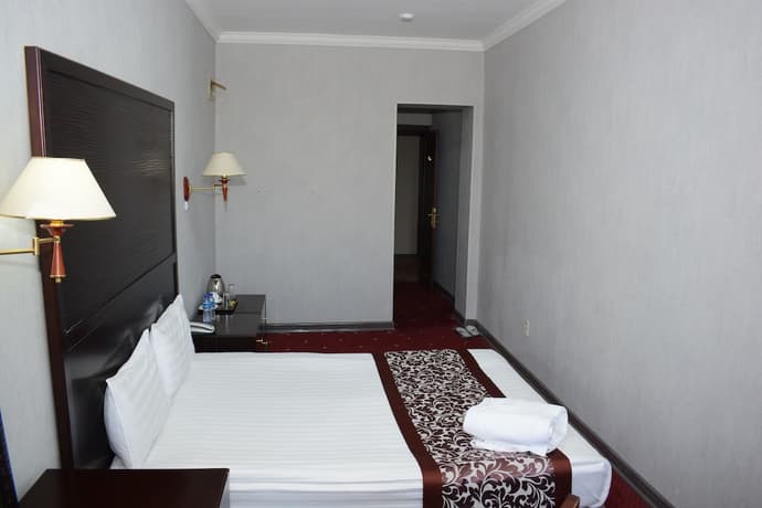 White House Hotel, Primary image