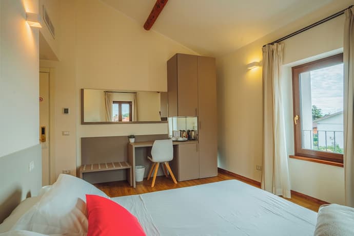 Garda Relais, Primary image