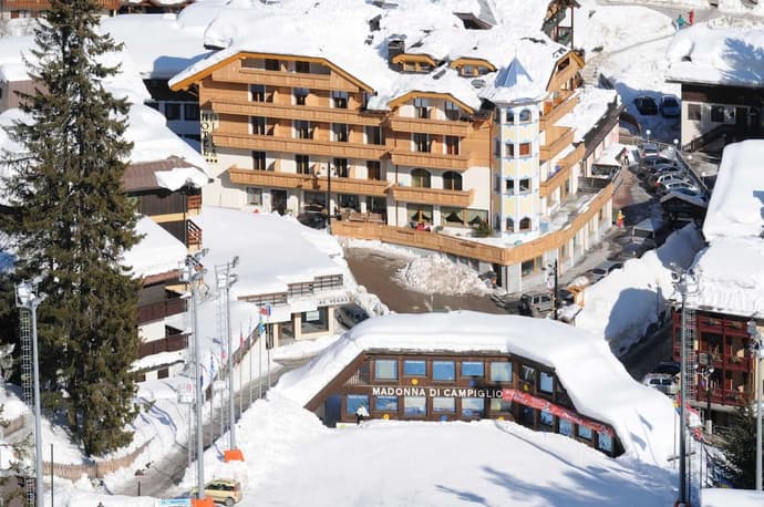 Hotel Diana, Primary image