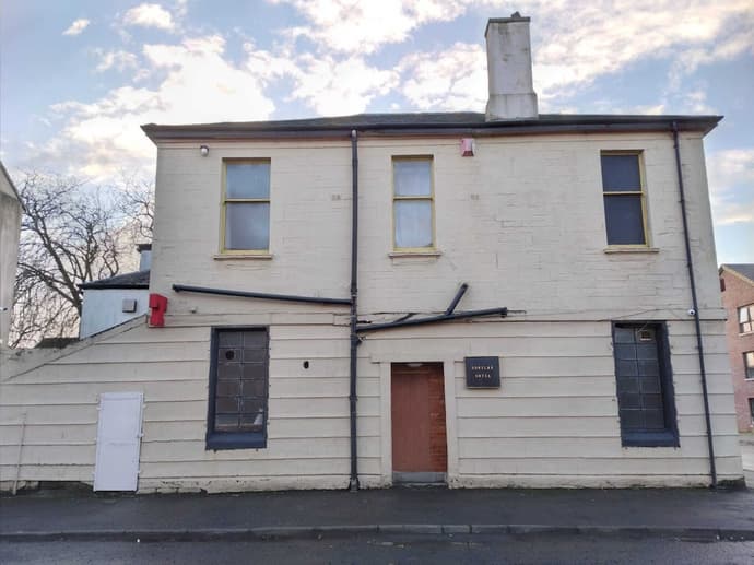 Douglas Hotel, Primary image