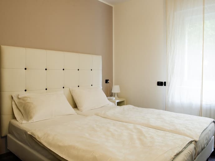 Hotel Asterix, Primary image