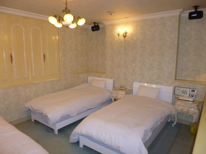 Hotel Shalala, Primary image