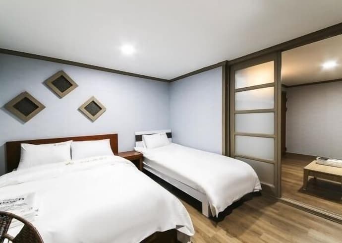 Happy Q Motel, Primary image