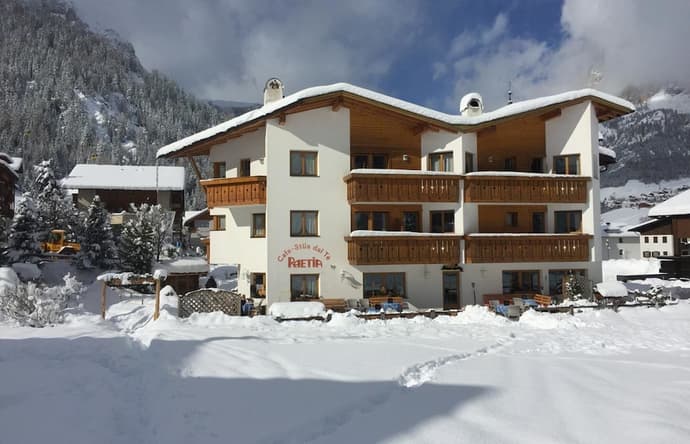 Garni Raetia, Primary image