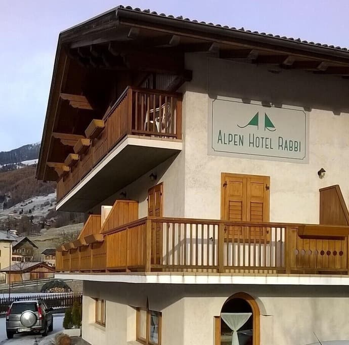 Alpen Hotel Rabbi, Primary image