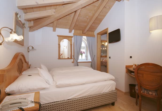 Central Hotel, Primary image