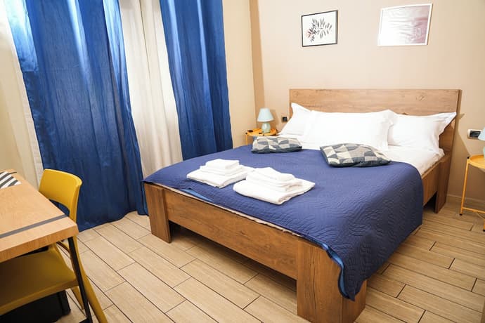 B&B Metropolitan, Primary image