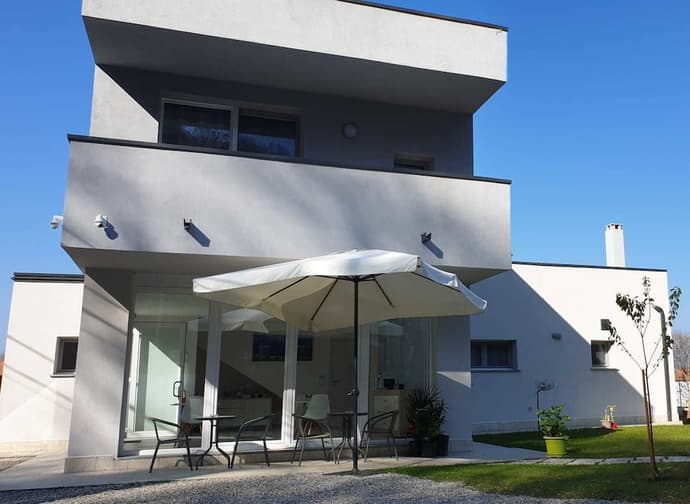 Crystal bed and breakfast, Primary image