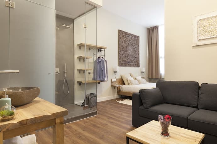 Hotel Radha, Primary image