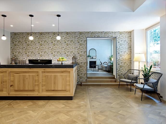 Hotel America, Primary image