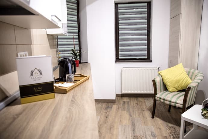 Avenue Parliament, Primary image