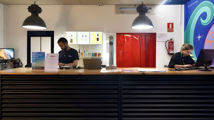 Ideal Youth Hostel, Reception