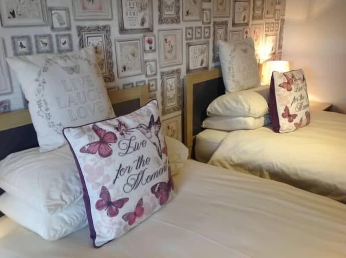 Dunroamin, Primary image