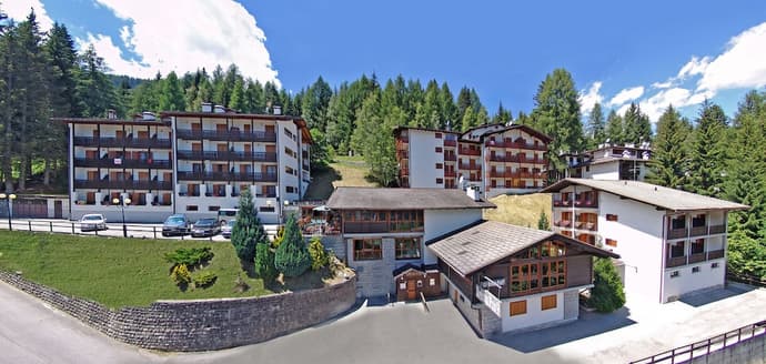 Hotel Splendor, Primary image