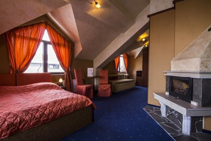 Hotel Friends, Primary image