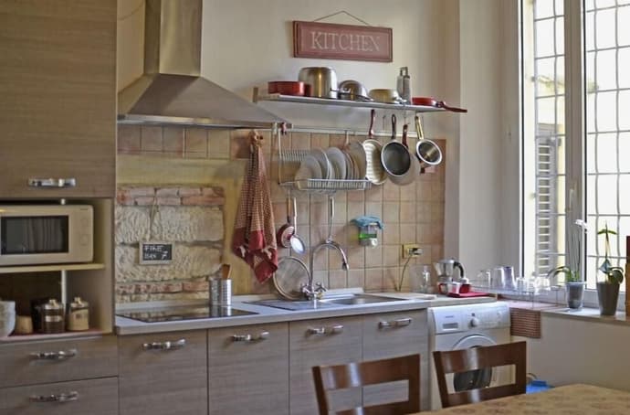 Ai Leoni, Primary image