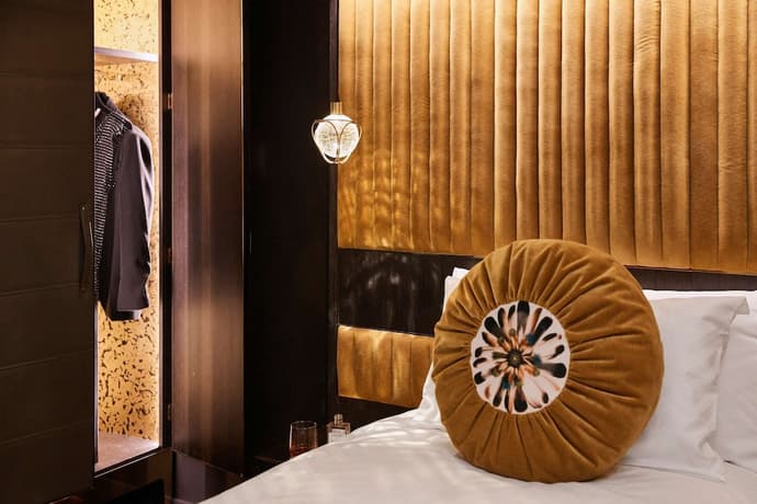 QT Perth, Primary image