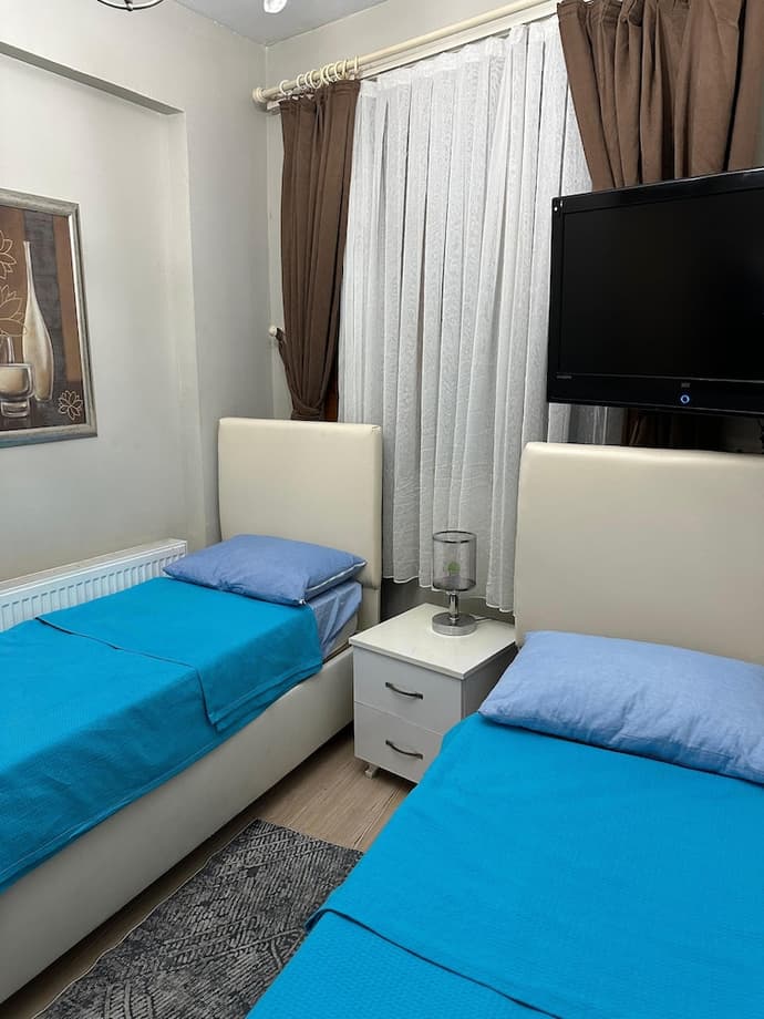 Chez Bore, Primary image