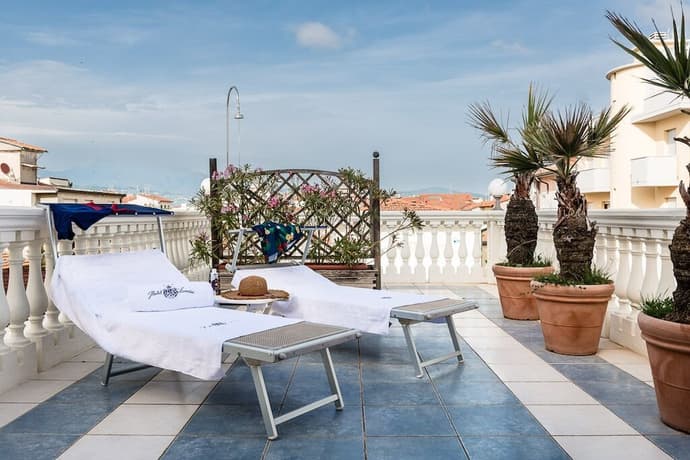 Hotel London, Primary image