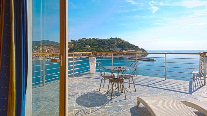 Hotel Plaza, Primary image