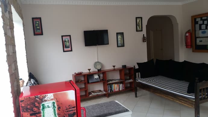 Raha Leo Inn, Primary image