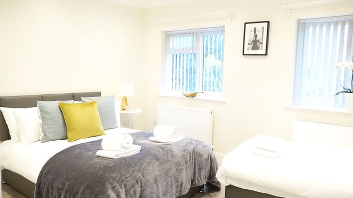 The Close Airport, Primary image