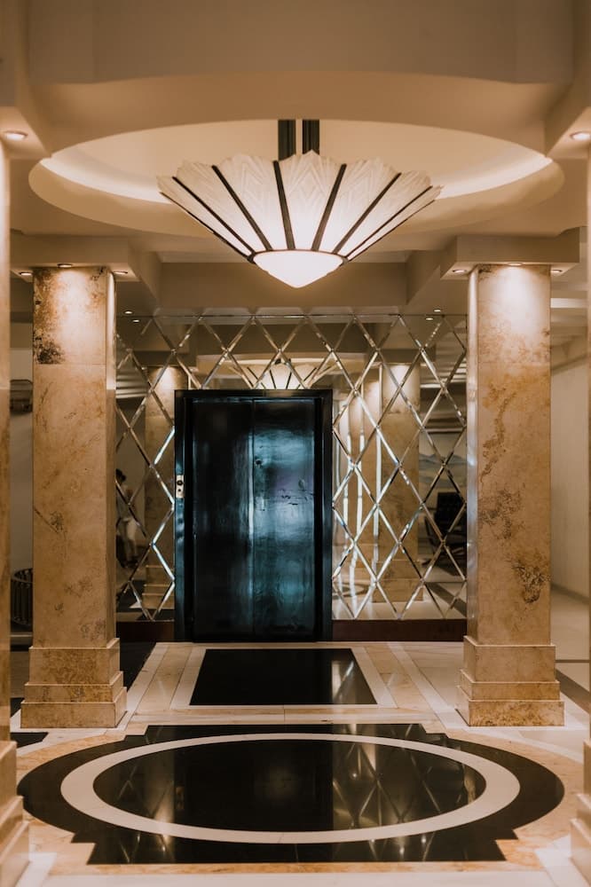 Hotel Leon, Primary image