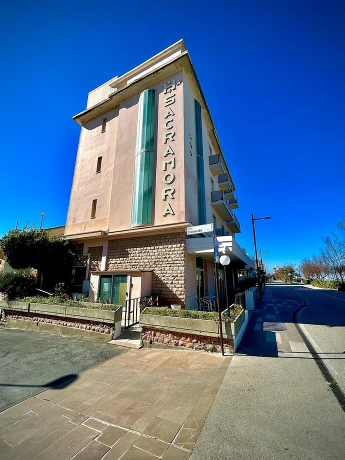Hotel Sacramora, Primary image