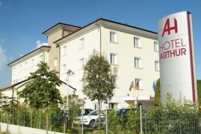 Hotel Arthur, Primary image