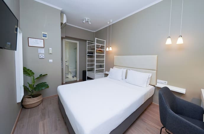 Hotel Abc, Primary image