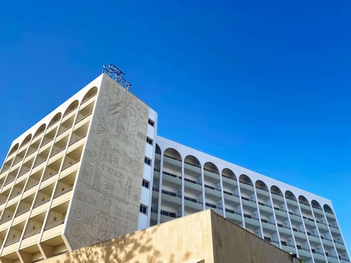 Ajax Hotel, Primary image