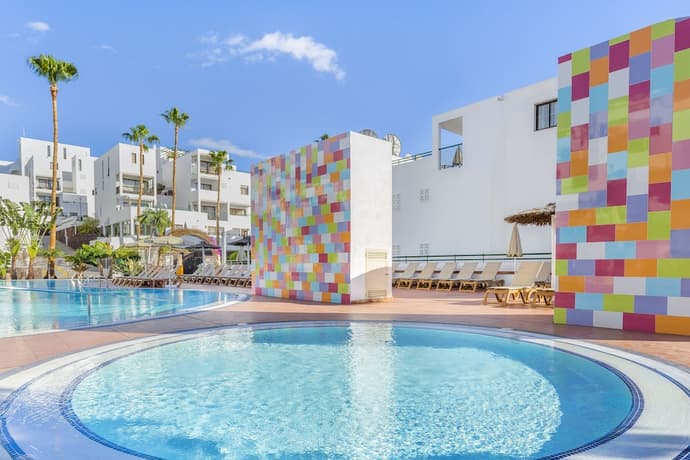 Sunset Bay Club, Primary image